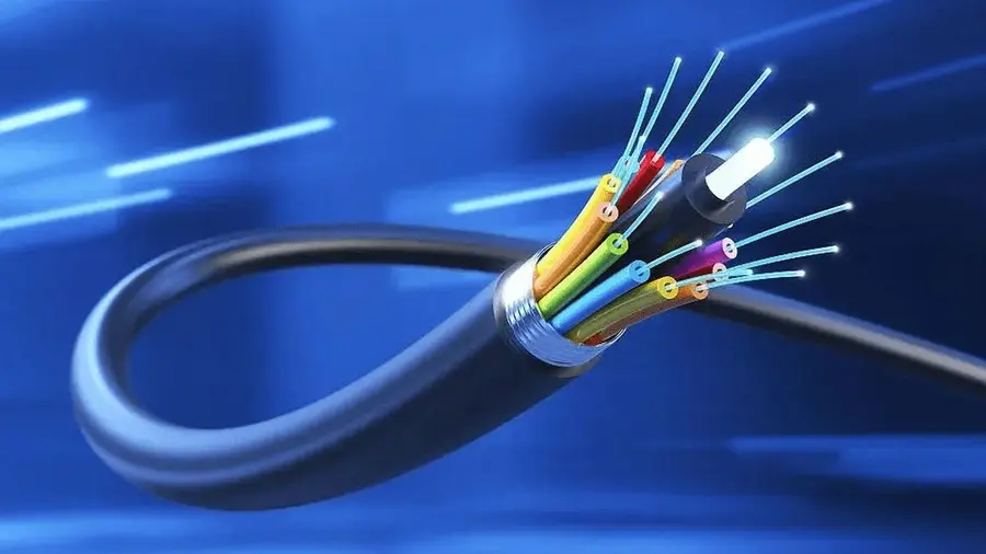 Cabo de fibra óptica com os filamentos coloridos expostos