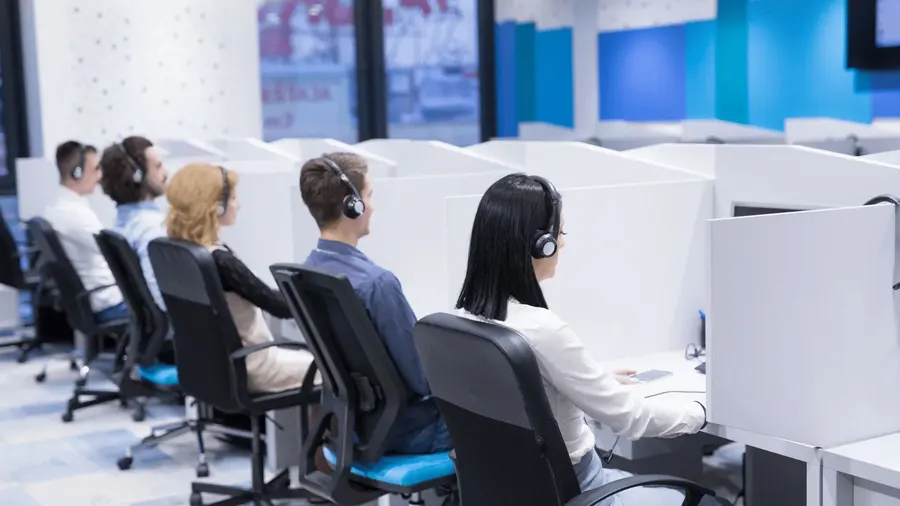 Equipe de atendimento usando headsets em uma central de call center