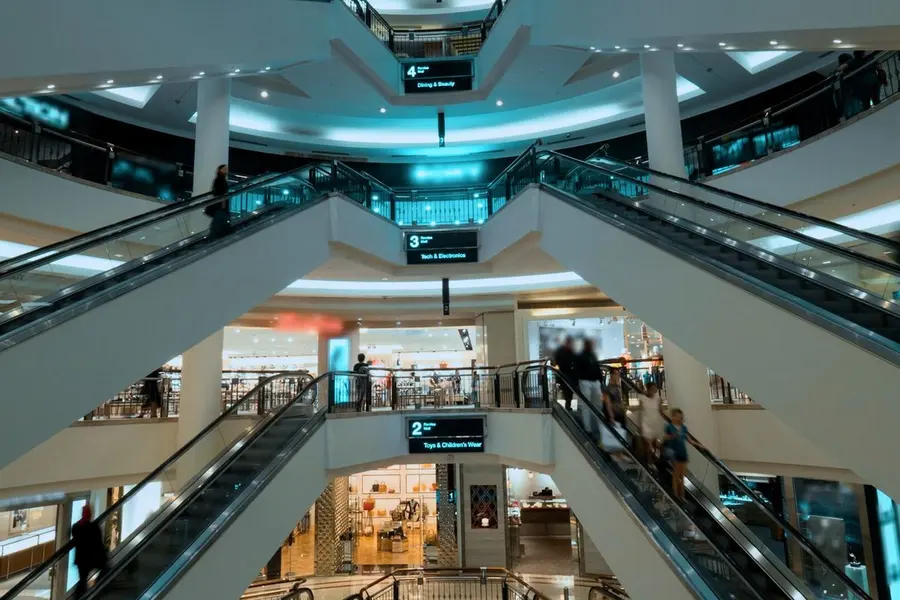 Escadas rolantes e lojas em um shopping center