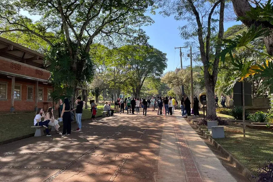 Estudantes circulando no campus da Universidade Estadual de Londrina
