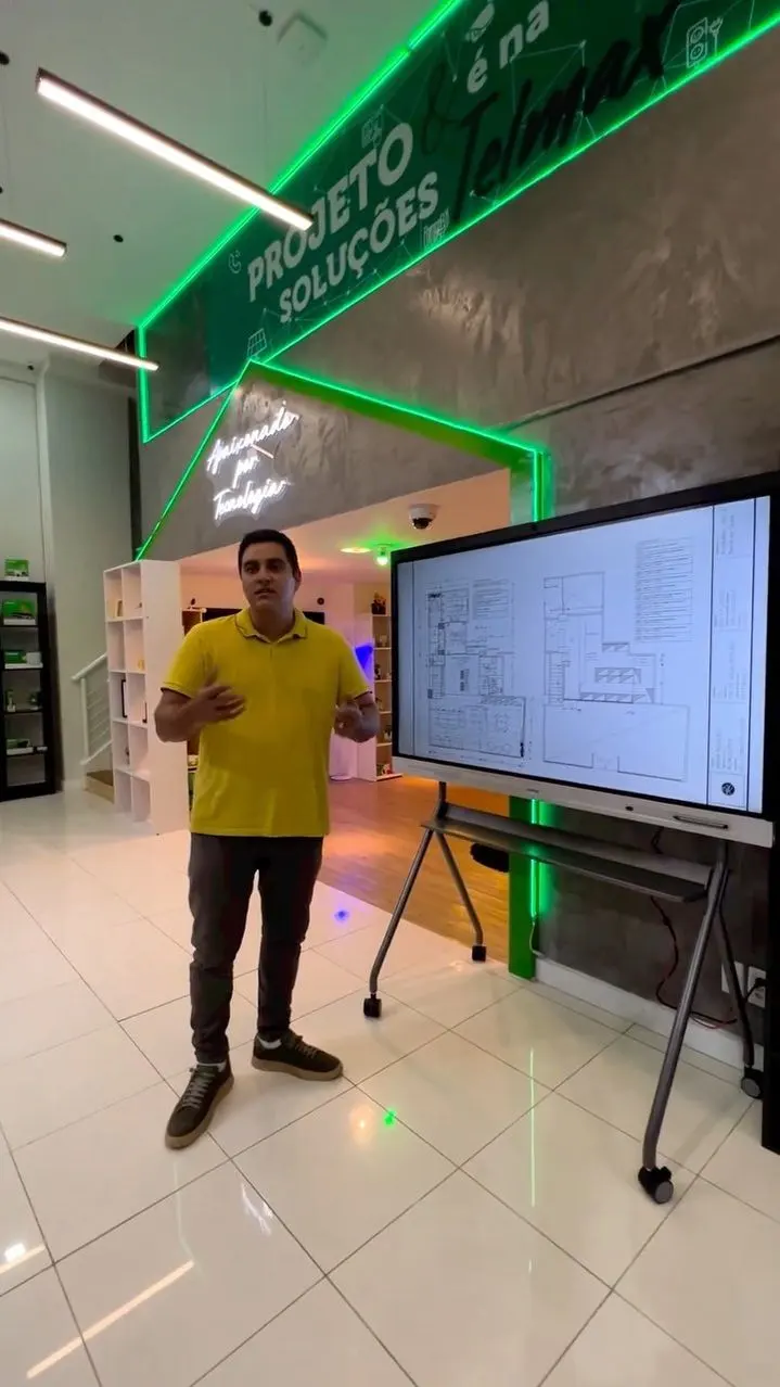Sala de projetos da Telmax com tela touch de grande formato