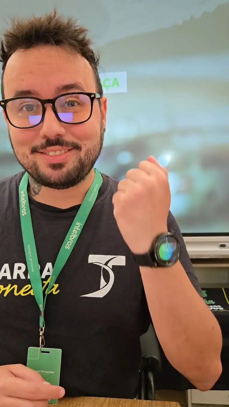 Consultor da Telmax apresentando soluções Intelbras