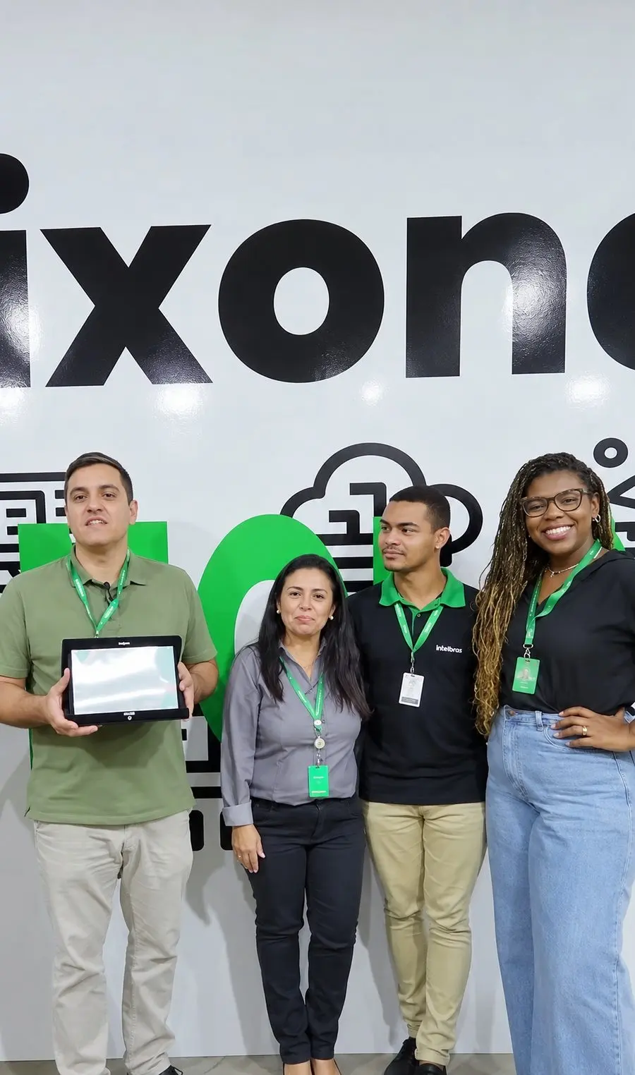 Time Telmax com a placa de 15 anos de parceria Intelbras