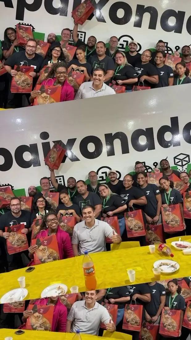 Time Telmax reunido em frente à parede Apaixonados por Tecnologia