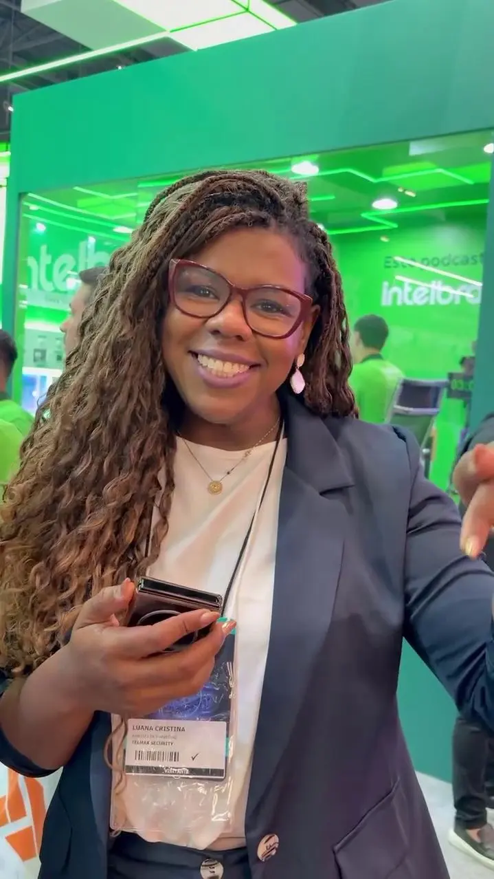 Colaboradora da Telmax no estande Intelbras na Exposec