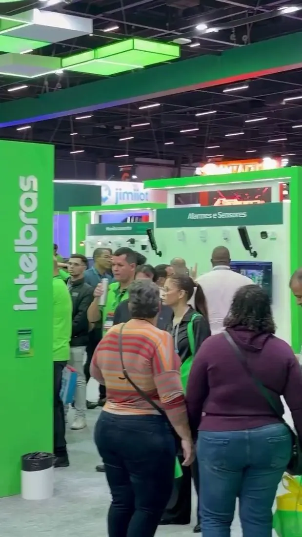 Estande da Intelbras na Exposec 2026 com visitantes