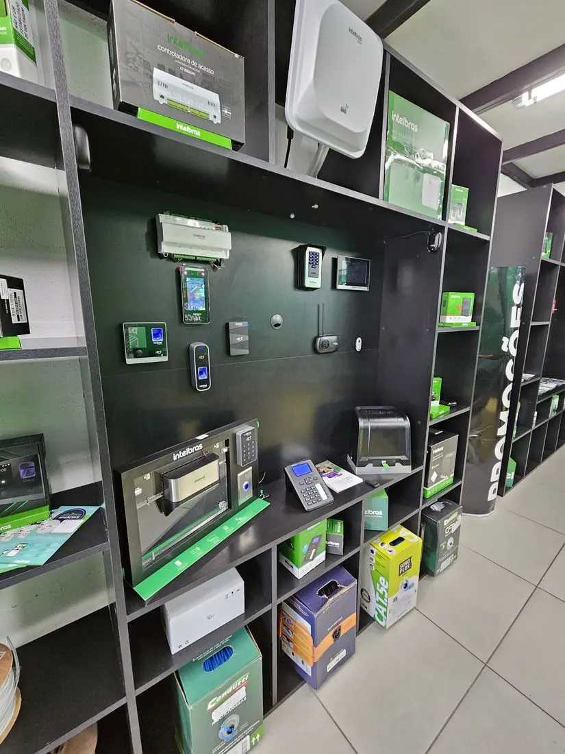 Bancada com produtos Intelbras expostos na loja Telmax