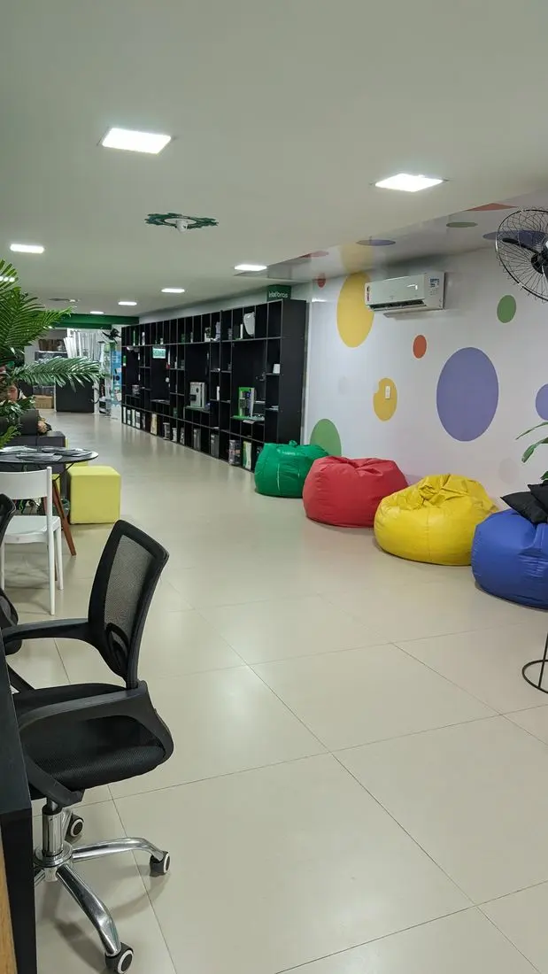 Espaço de atendimento e convivência da loja Telmax