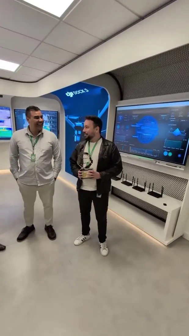 Equipe Telmax recebendo o troféu InProject 2025 no showroom